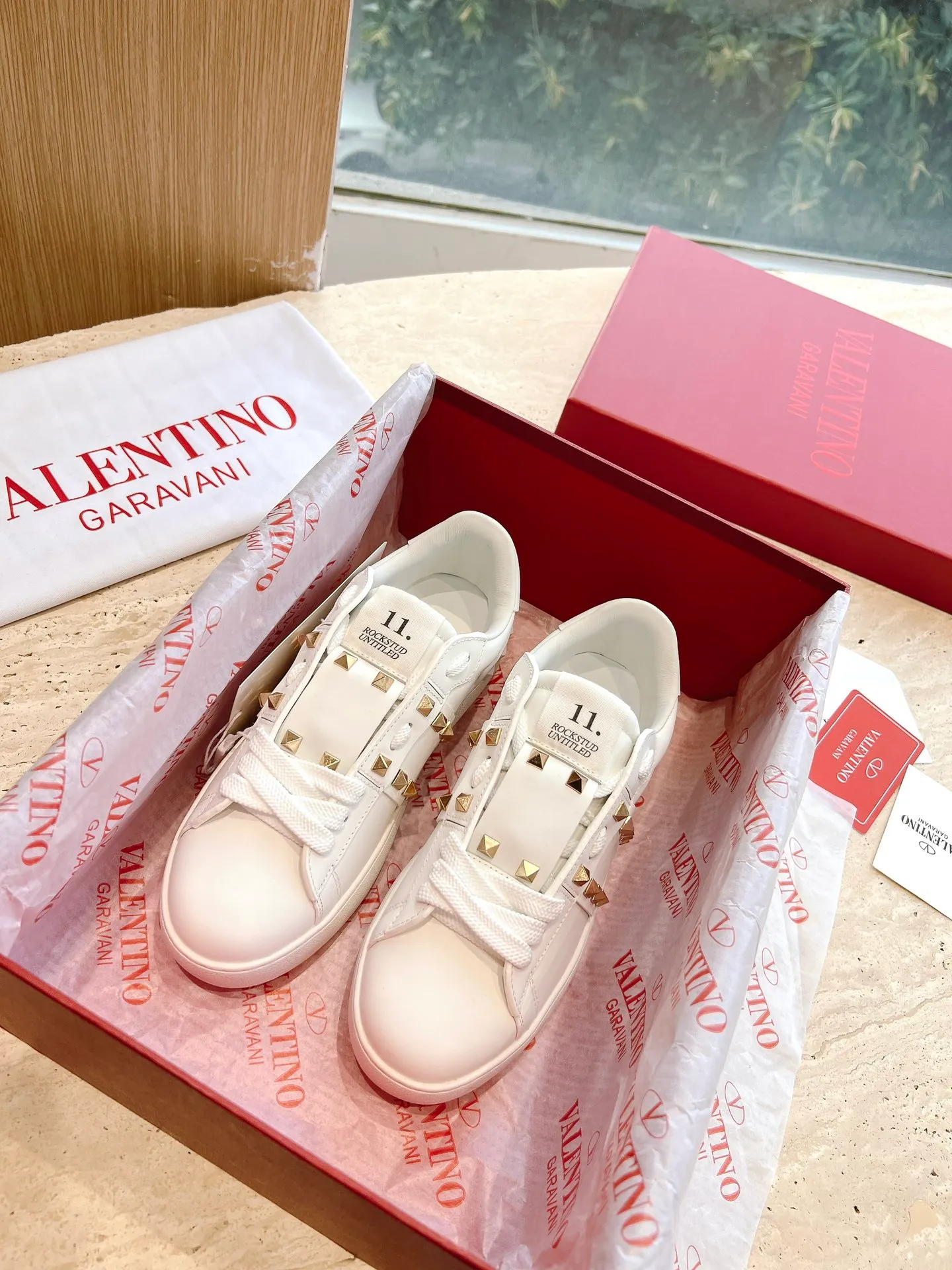 👟👟Ex-factory price P480👟👟 VALENTINO Ms. O👟👟Ex-factory price PEN DISCO calfskin sneakers accessories, logo, leather materials all exclusive original mold customization! It has super perfect details and a high-end feel. There is only one feeling when you get it. It’s worth it! Very high-end and slimming white shoes! Upper: imported silk cowhide lining: silk sheepskin lining outsole: original thick sole i👟👟factory price P ultra-light material size: 34-45